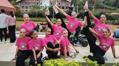 Bailarinas de projeto social lançam campanha por festival internacional Bailarinas de projeto social lançam campanha por festival internacional