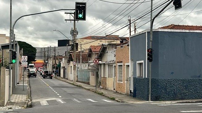 Semáforo é instalado entre as ruas Floriano Peixoto e Dr. Jorge Winther em Taubaté