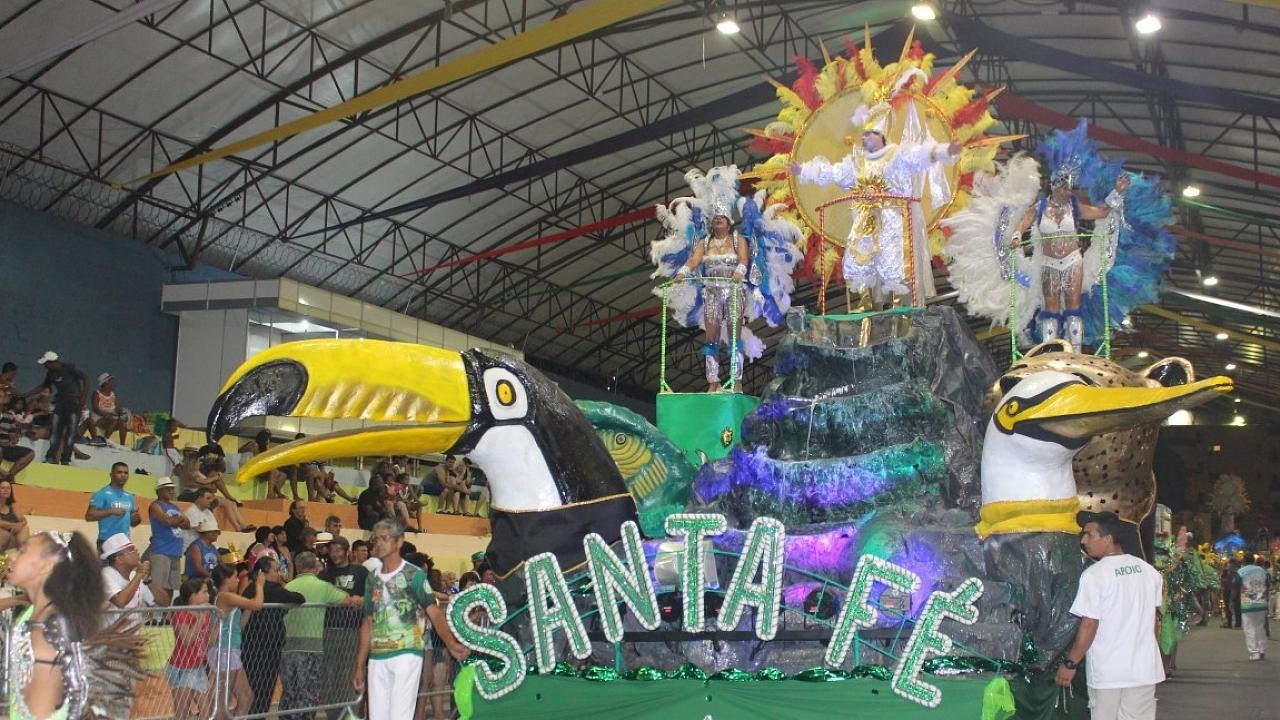 Fazendo um alerta, Santa Fé tem desfile grandioso na Av. do Povo