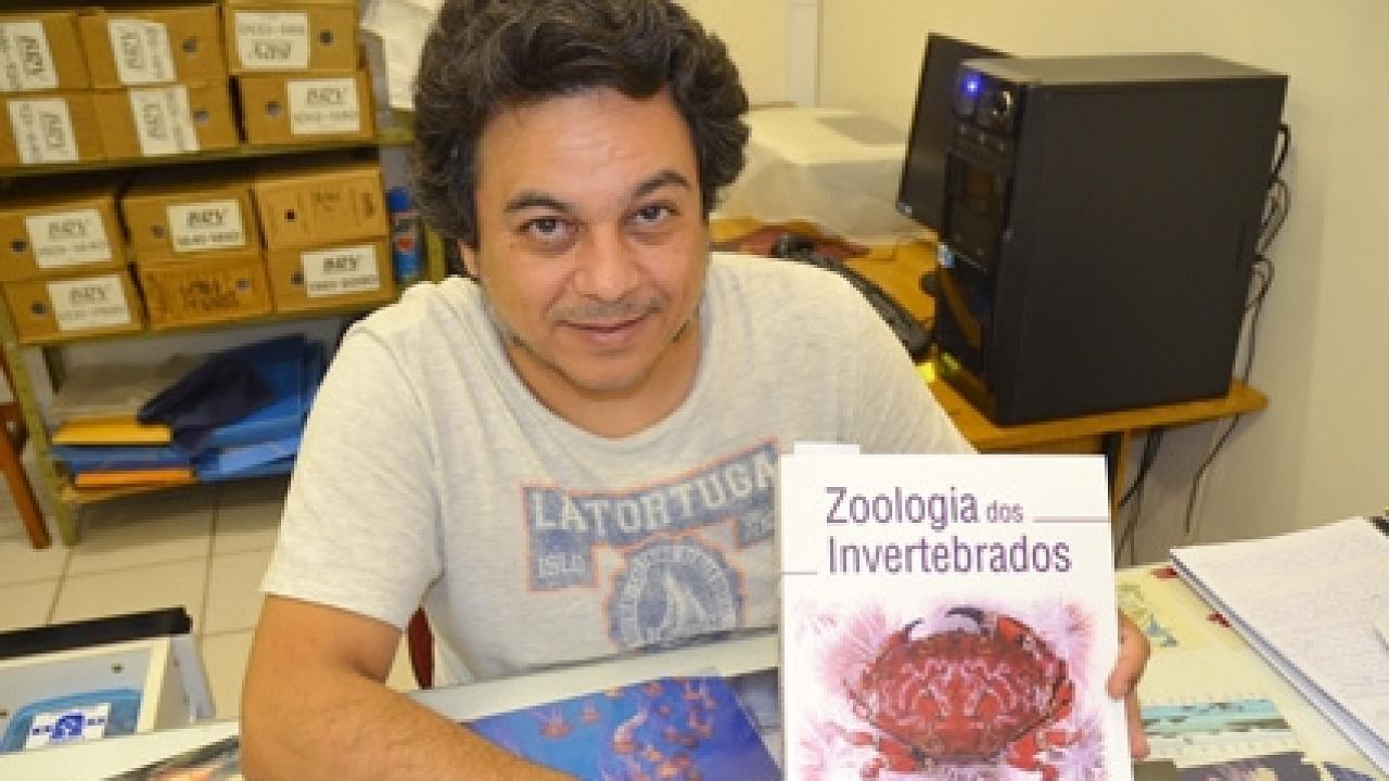 Professor da Unitau participa de livro didático inédito sobre animais