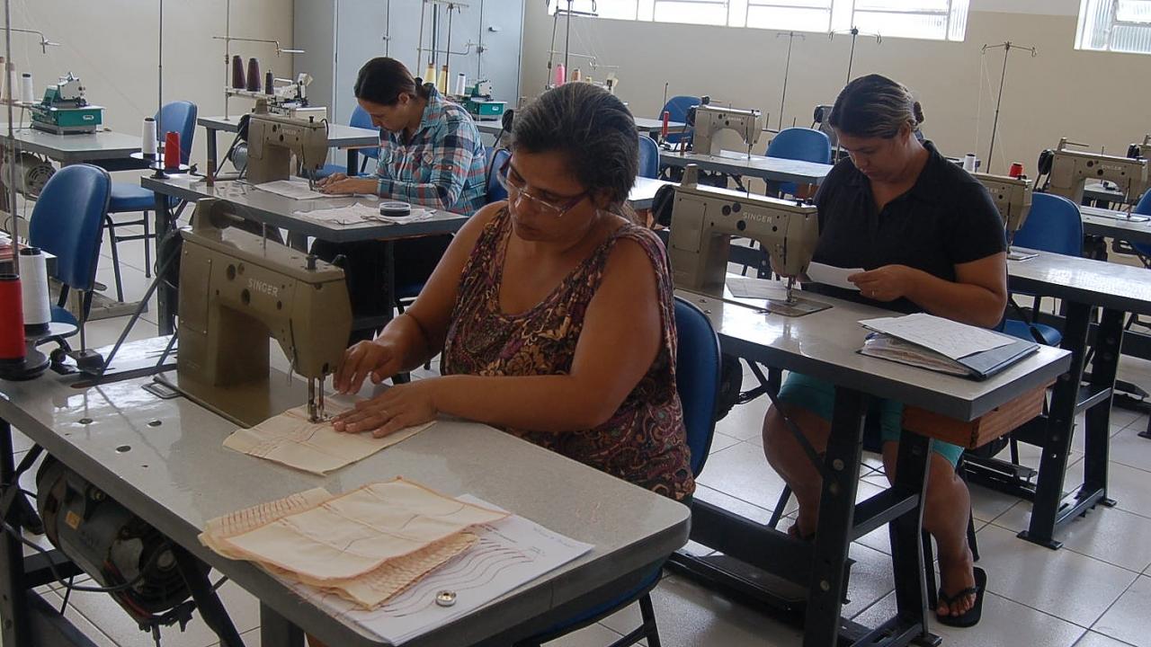 Unidades da Escola do Trabalho oferecem cursos de costura gratuitos