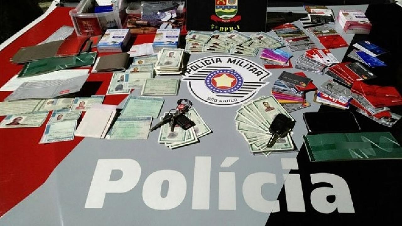 Dupla é presa com carros dublês, cartões e documentos falsos