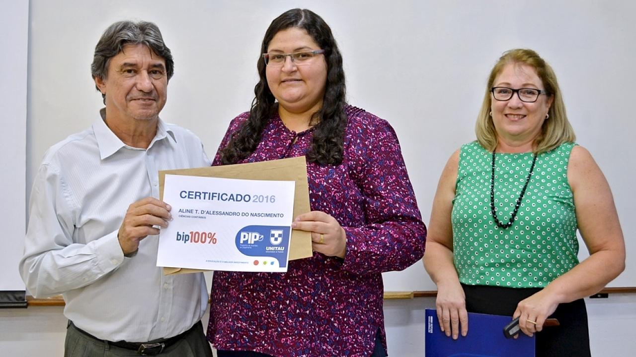 Universidade premia aluna de Ciências Contábeis com bolsa de 100%