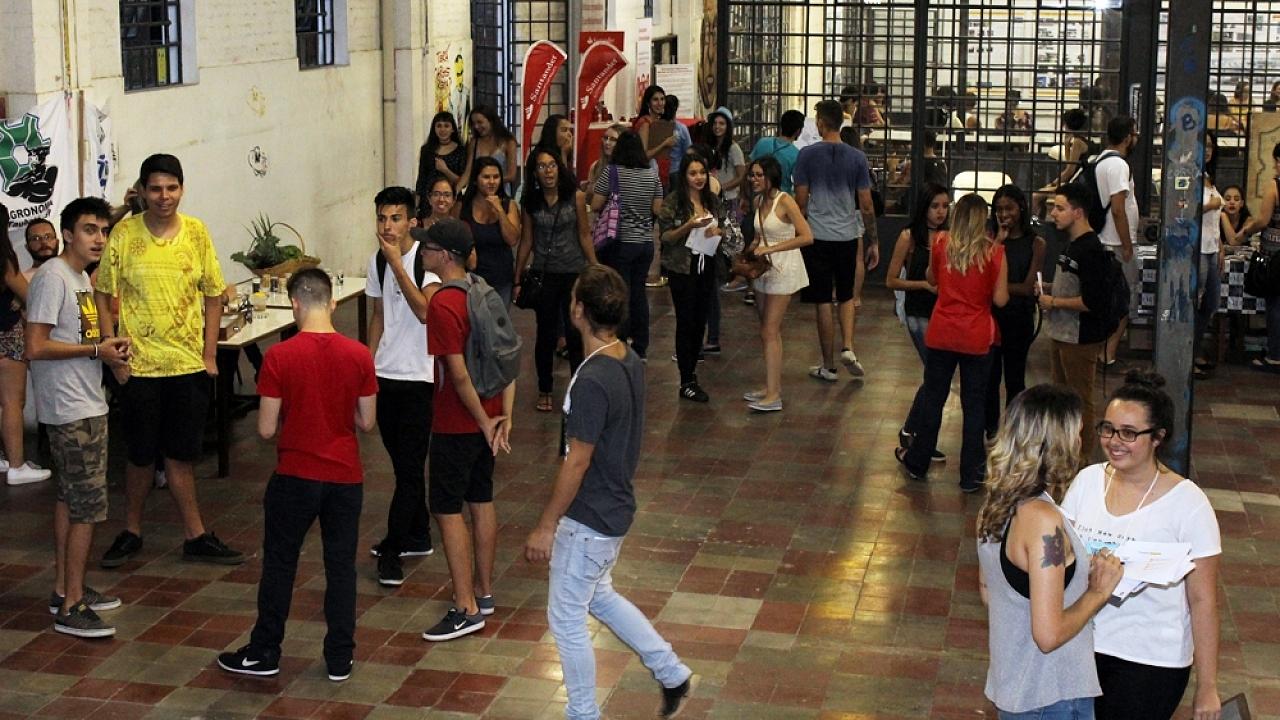 Unitau recepciona alunos com evento cultural 