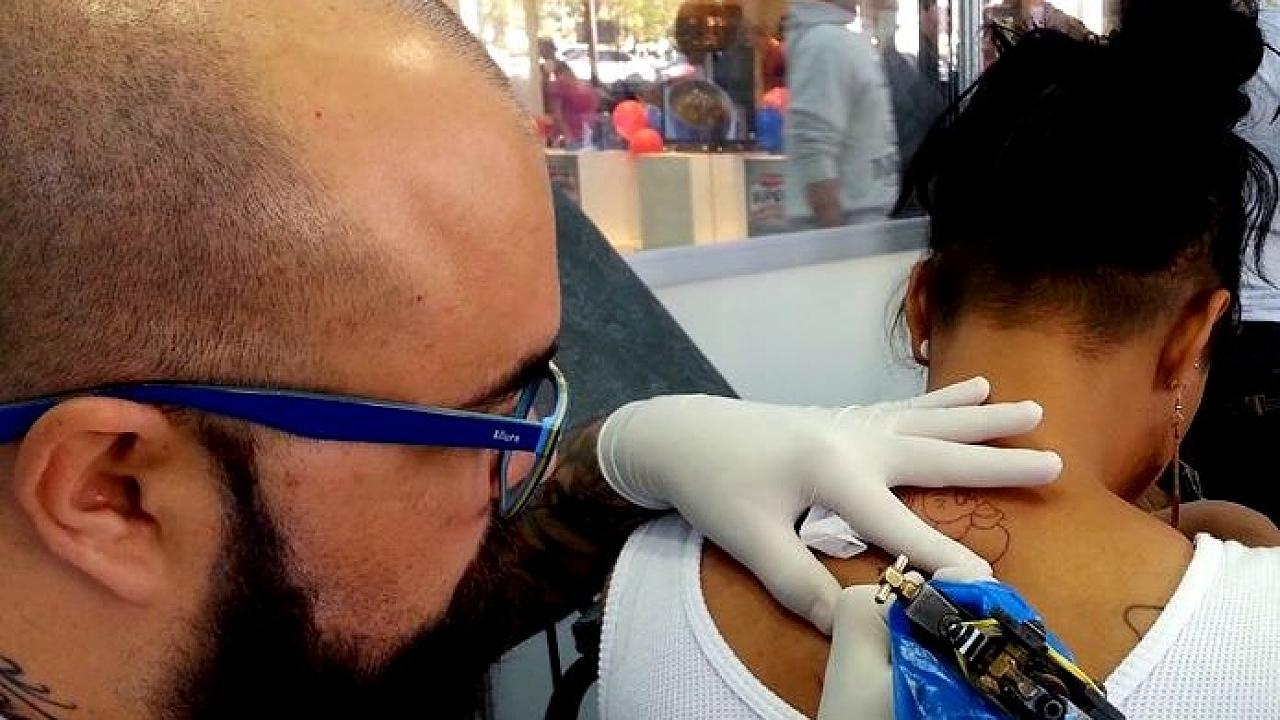 Shopping oferece sessão de tatuagem em ação solidária