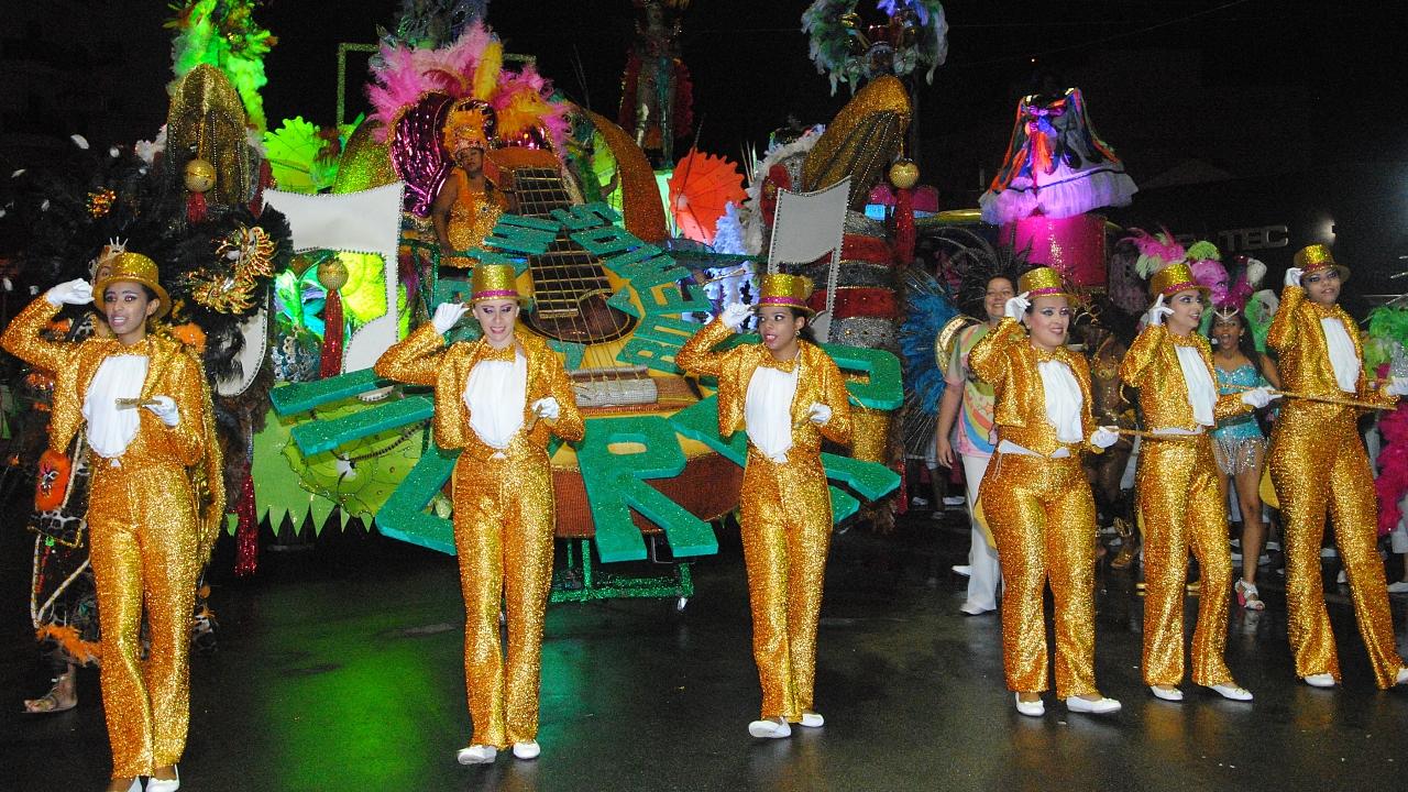 Morro abre o desfile das Escolas de Samba do Grupo Especial