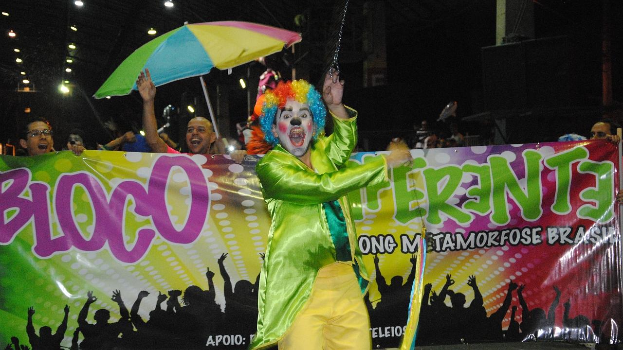 Bloco evangélico passa pela avenida no último dia de carnaval