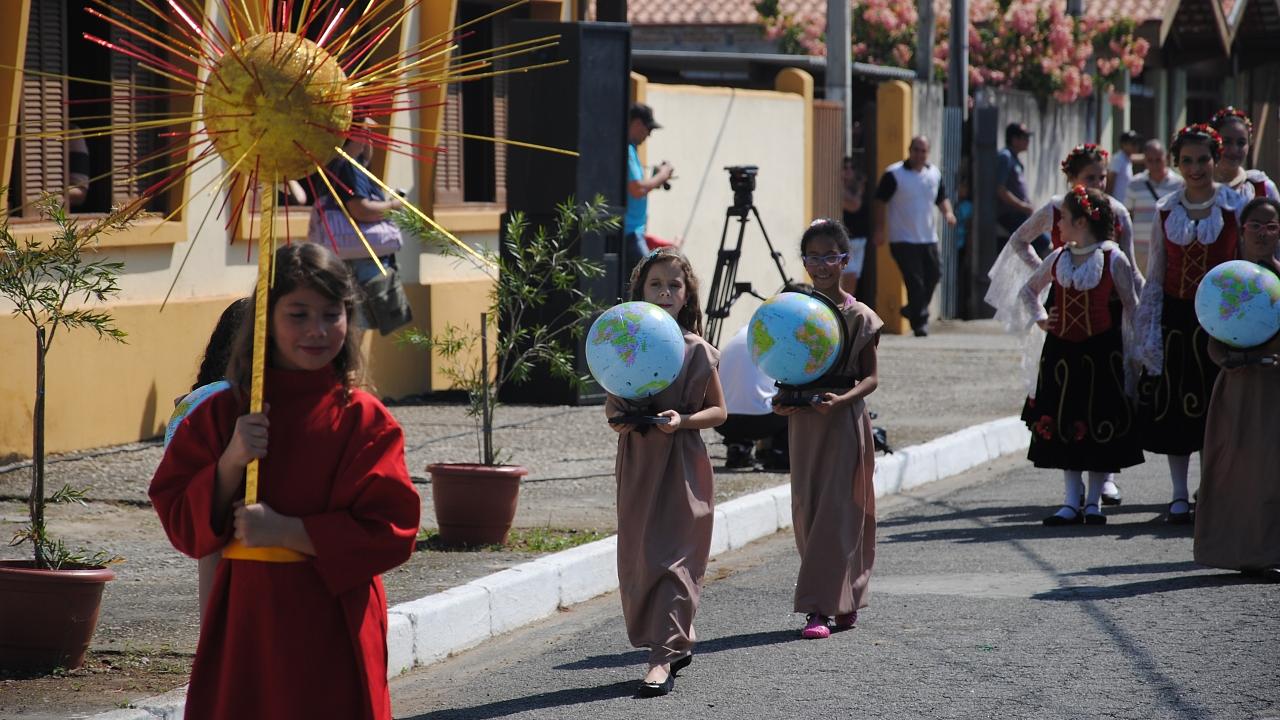 Desfile de Quiririm faz homenagem a personagens históricos da Itália