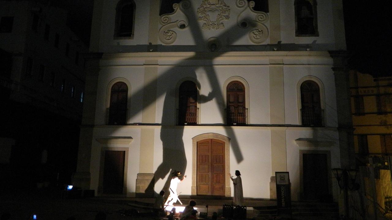 Teatro de sombras anima noites na Praça Dom Epaminondas 