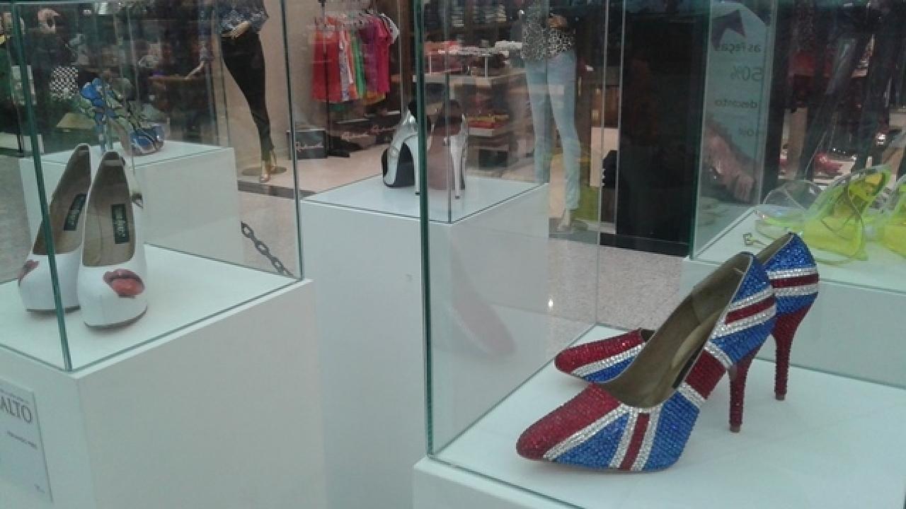 Shopping recebe exposição de sapatos customizados