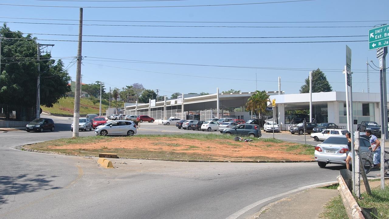 Prefeitura retira rotatória no acesso do Barreiro