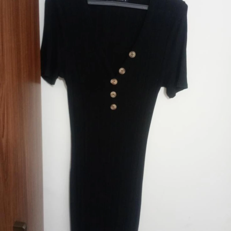 Lindo vestido colado preto!!;)