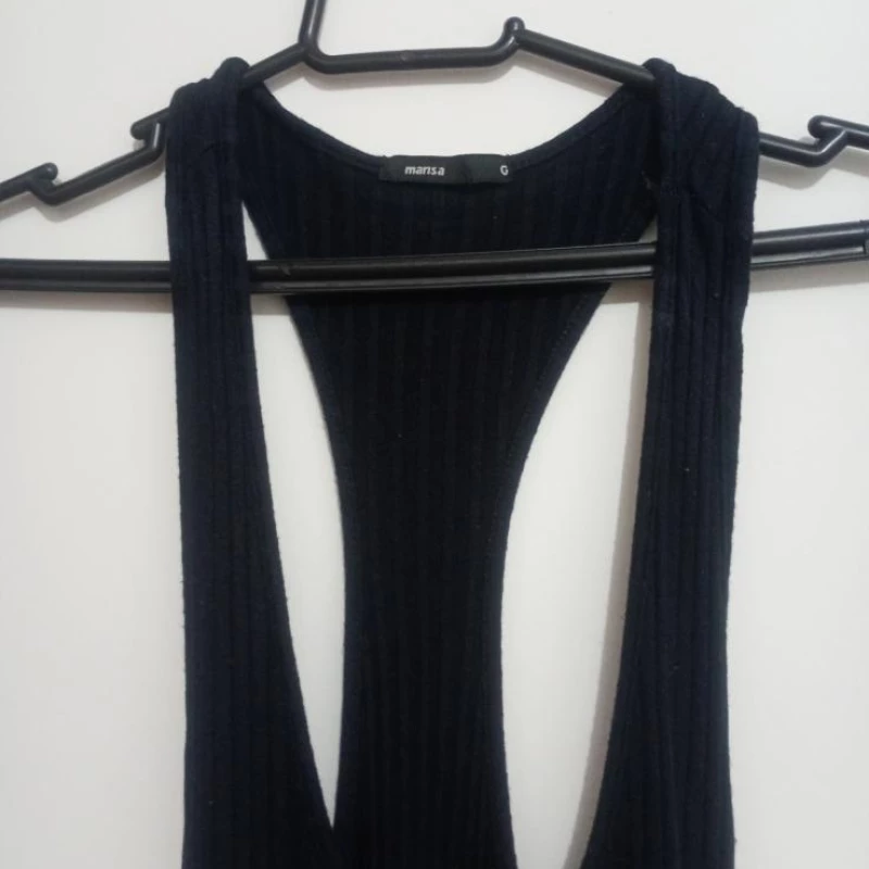 Vestido usado com aberturas na lateral longo