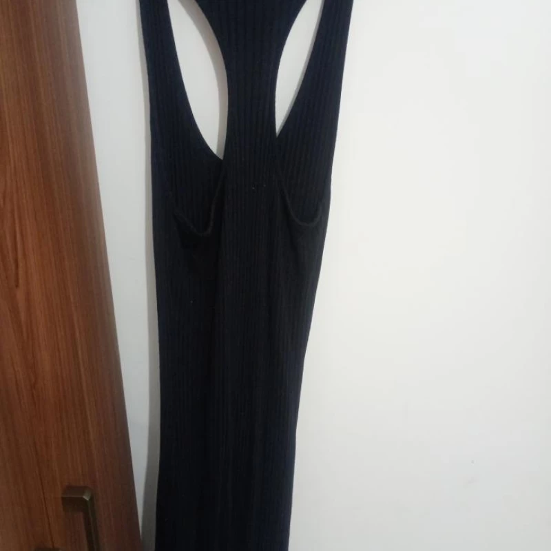Vestido usado com aberturas na lateral longo