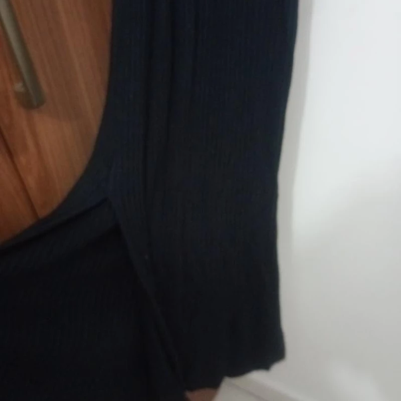 Vestido usado com aberturas na lateral longo