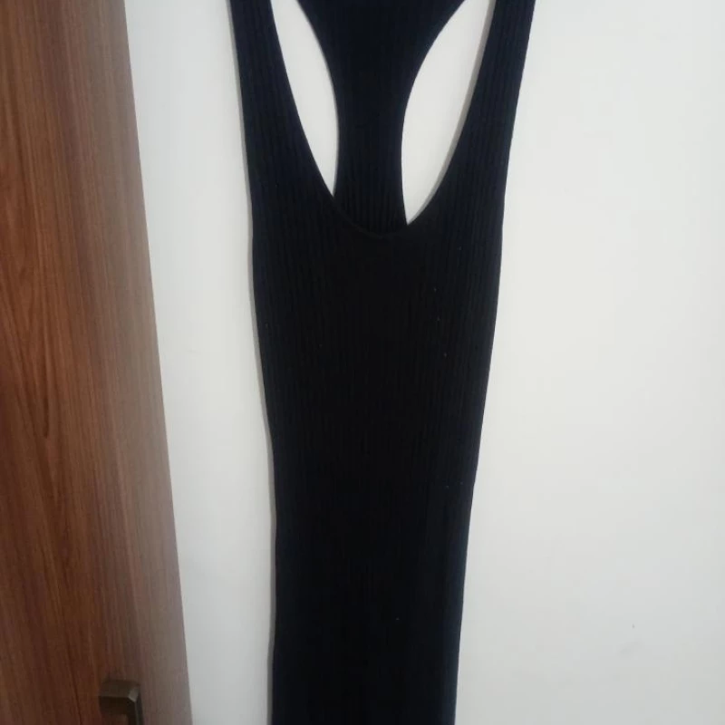 Vestido usado com aberturas na lateral longo
