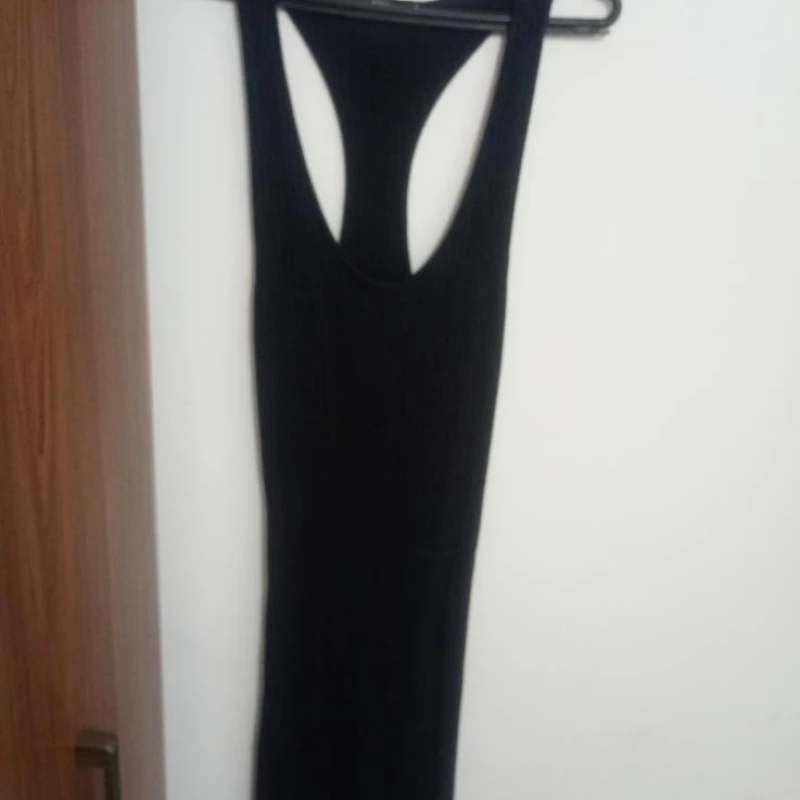 Vestido usado com aberturas na lateral longo