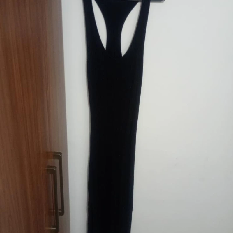 Vestido usado com aberturas na lateral longo