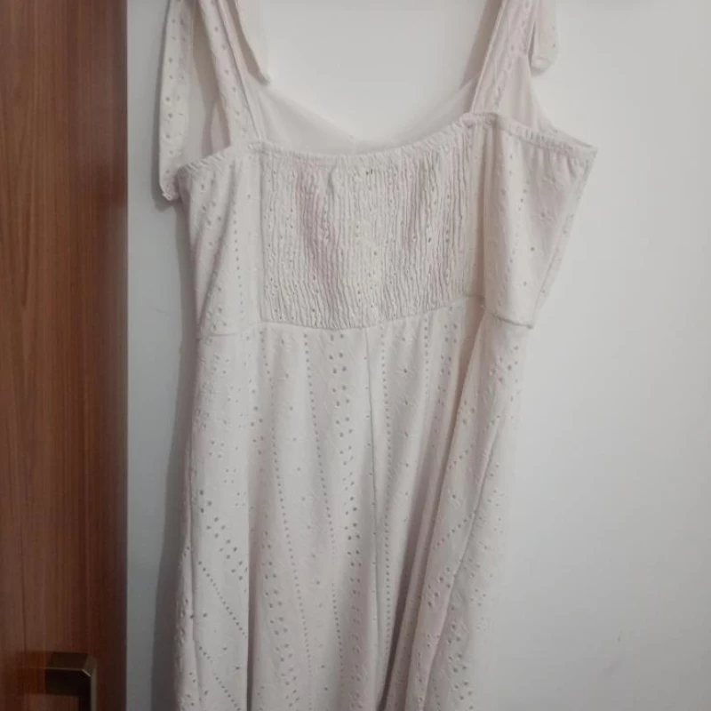 Lindo vestido de alças de laço furadinho