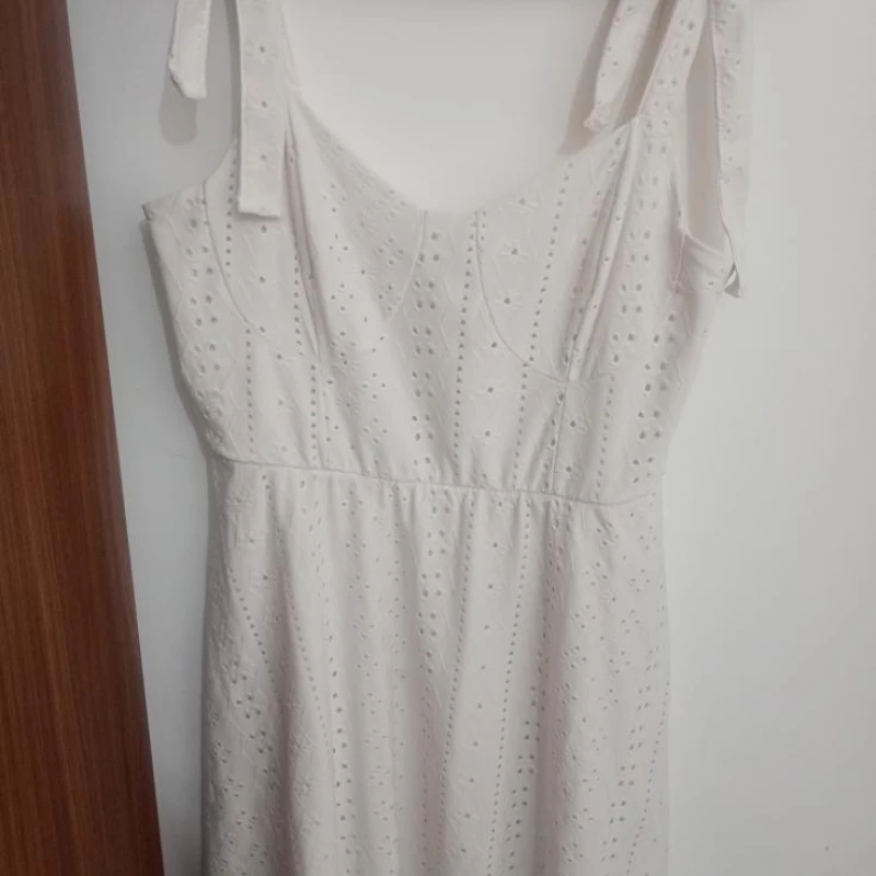 Lindo vestido de alças de laço furadinho