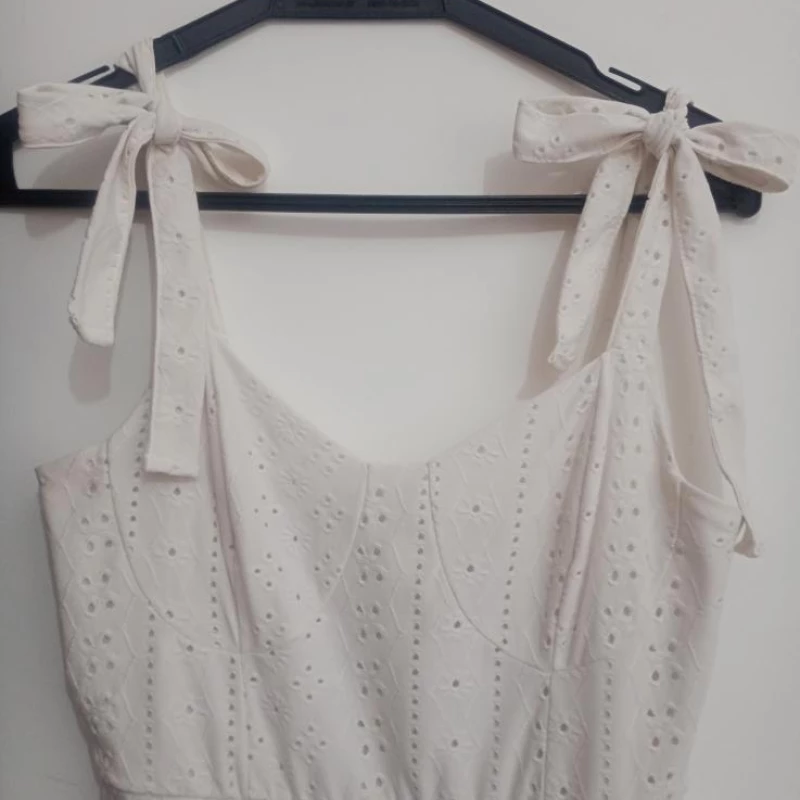 Lindo vestido de alças de laço furadinho