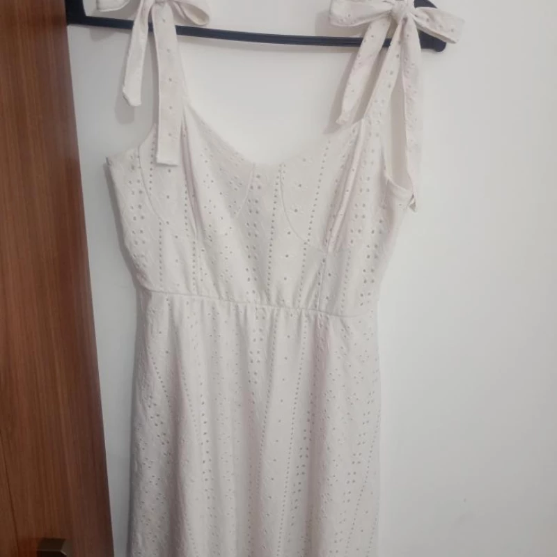 Lindo vestido de alças de laço furadinho