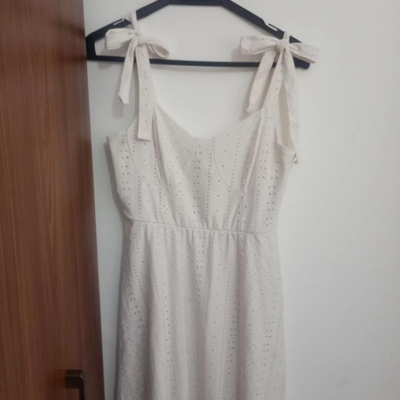 Lindo vestido de alças de laço furadinho