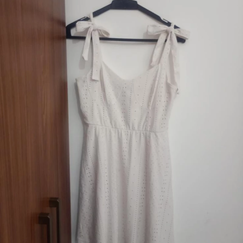 Lindo vestido de alças de laço furadinho