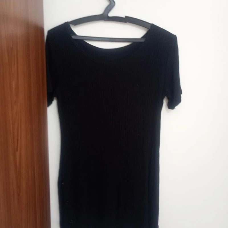 Blusa longa colada com botões na lateral