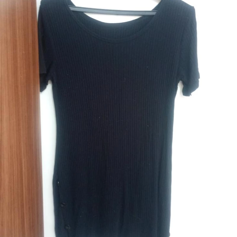 Blusa longa colada com botões na lateral