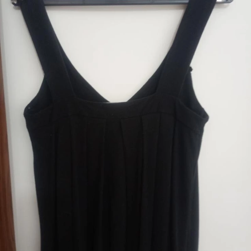 Vestido de festa com lantejoulas na gola