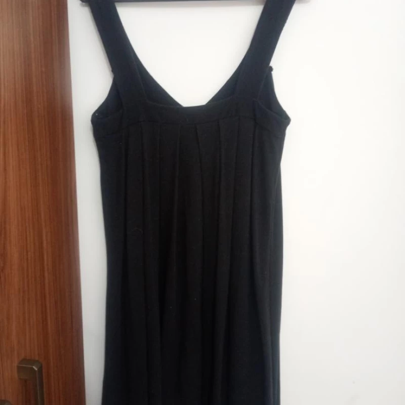 Vestido de festa com lantejoulas na gola