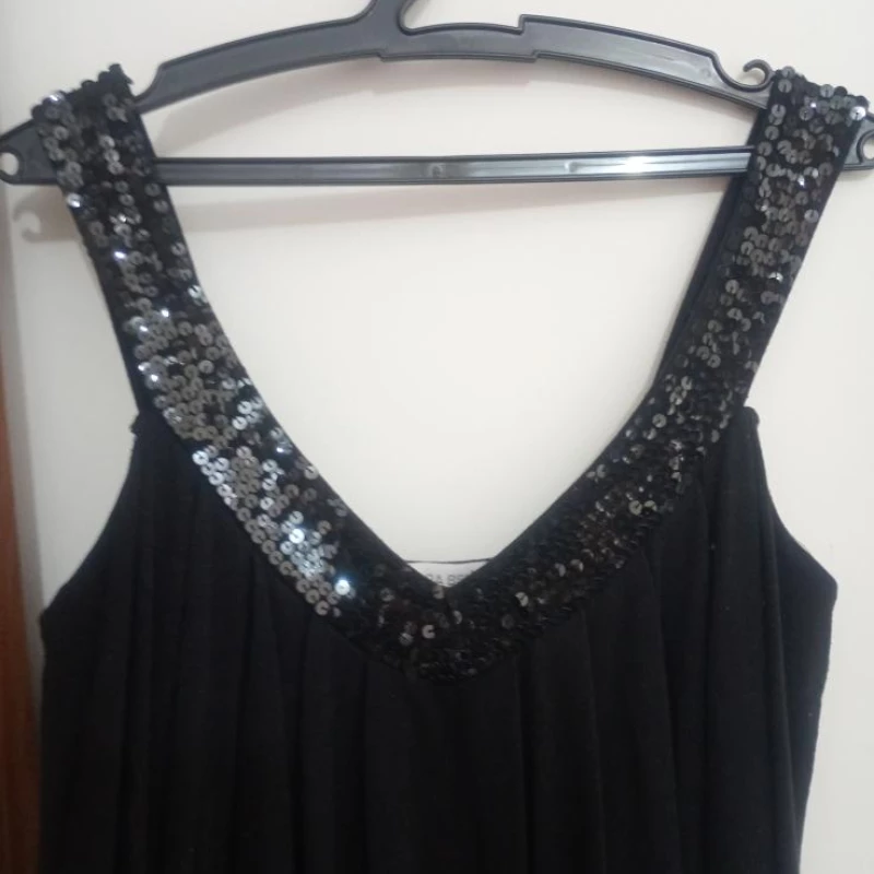 Vestido de festa com lantejoulas na gola