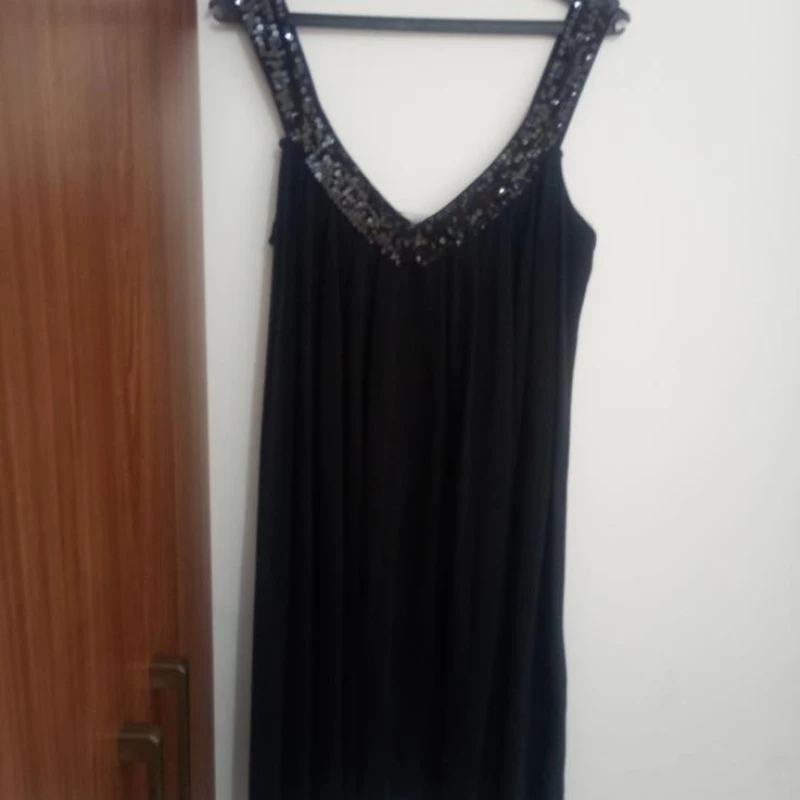 Vestido de festa com lantejoulas na gola