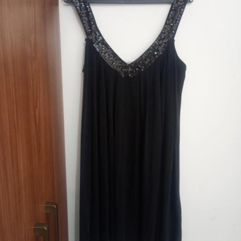Vestido de festa com lantejoulas na gola