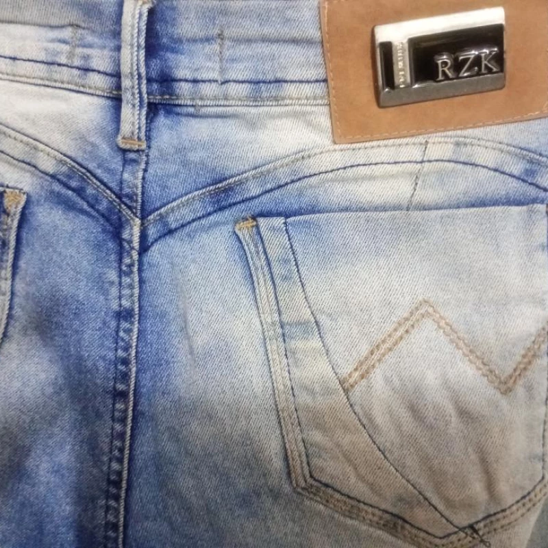 Linda calça rzk tamanho 42 estilosa,