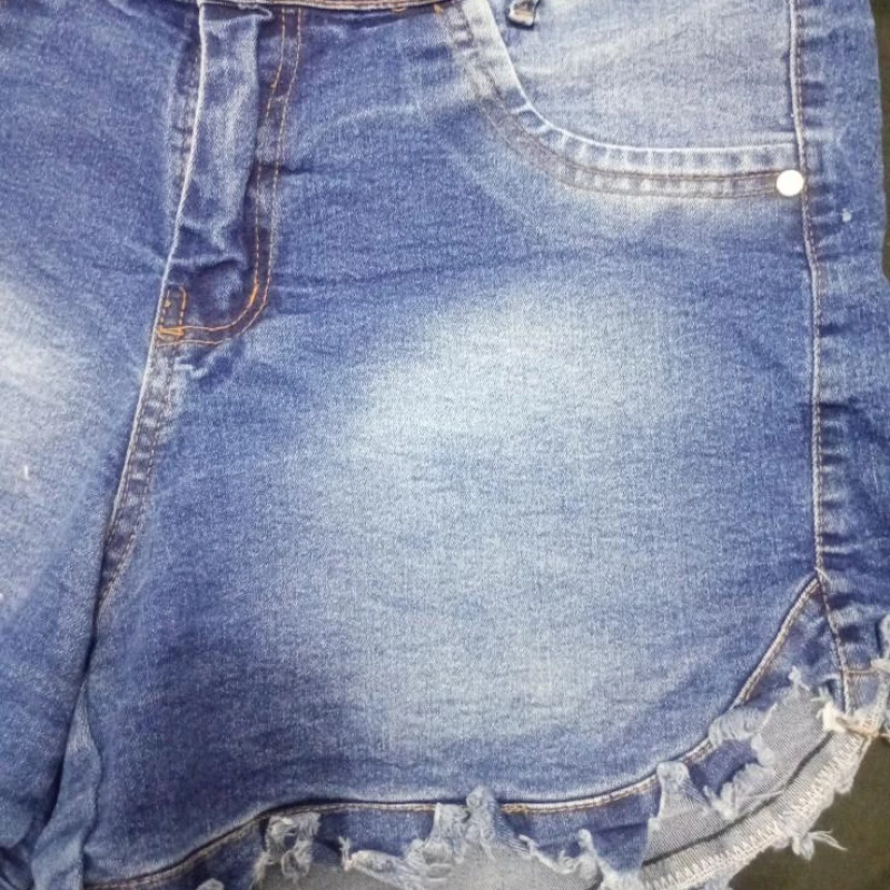 Lindo short jeans com lycraft fino 