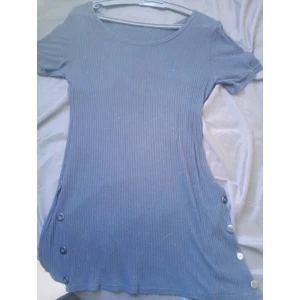 Blusa longa colada com botões na lateral