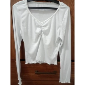 Linda camisa branca com mangas tamanho G 