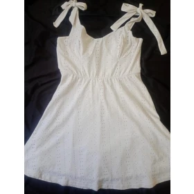 Foto Lindo vestido de alças de laço furadinho