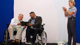 Paratleta de Taubaté recebe homenagem da Polícia Militar