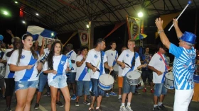 Desfiles de domingo têm início com bloco Dragões Alvi-Azul