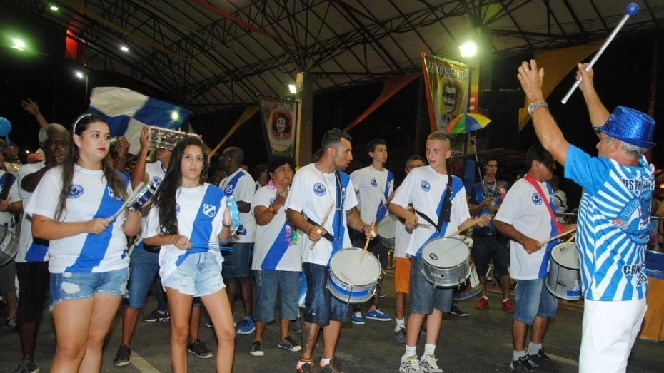 Desfiles de domingo têm início com bloco Dragões Alvi-Azul