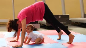 Sesc oferece vivência de pilates para mães e bebês 