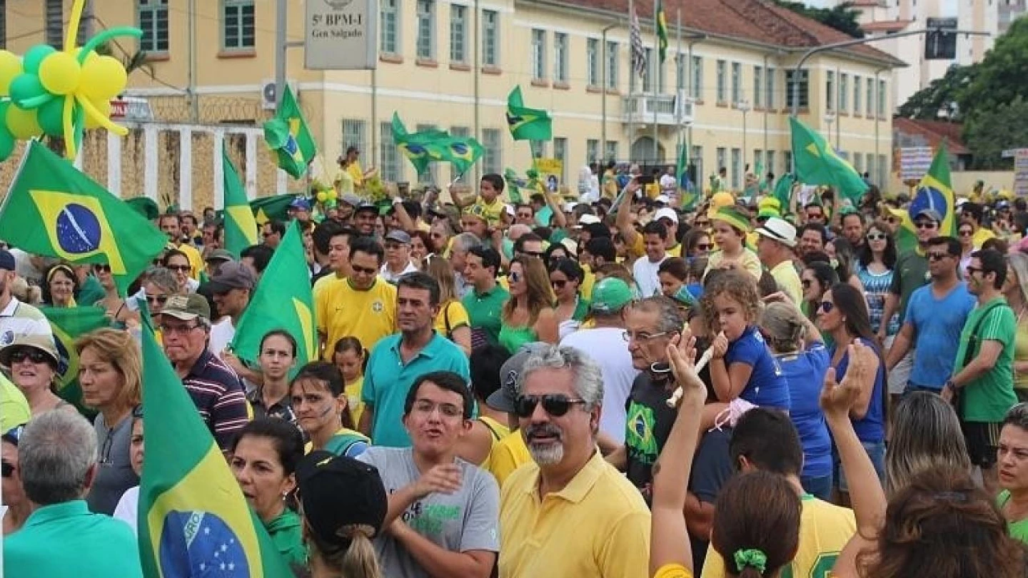 Manifestação pelo impeachment reúne milhares em Taubaté