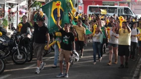 Novo ato contra o governo reúne centenas na Praça Santa Terezinha