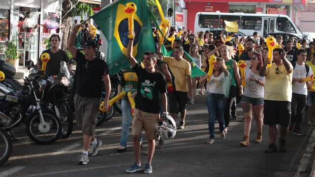 Novo ato contra o governo reúne centenas na Praça Santa Terezinha