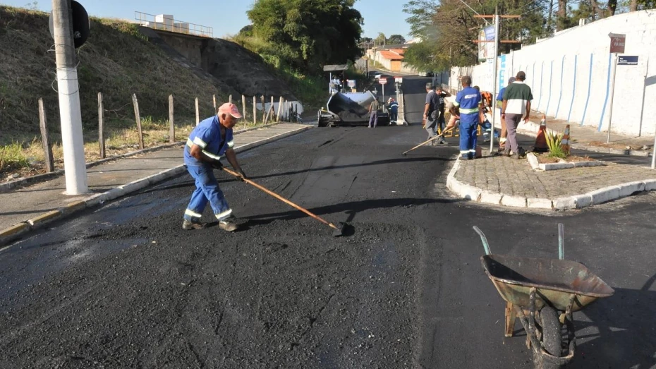 Mutirão ‘tapa buraco’ é realizado aos sábados Mutirão ‘tapa buraco’ é realizado aos sábados