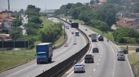 500 mil carros devem passar pela Via Dutra nesta quinta-feira