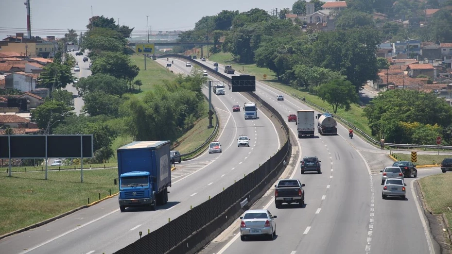 500 mil carros devem passar pela Via Dutra nesta quinta-feira